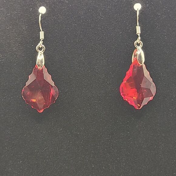 Beautiful‎ Cut Crystal Red Dangle Earring - Picture 5 of 5